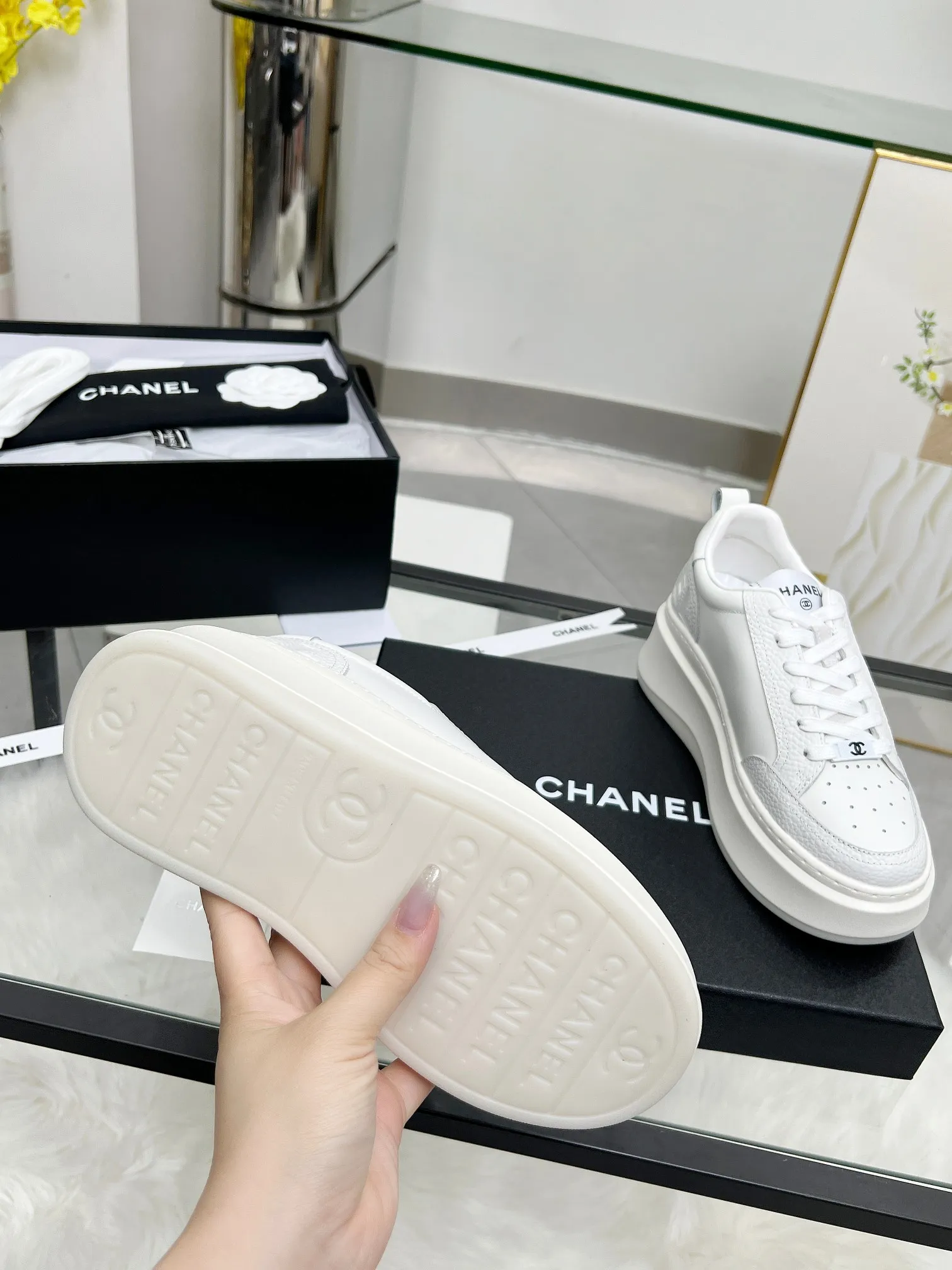 👟👟Ex-factory price 540👟👟 CHANEL 25C spring and summer new sports shoes official website is available at the same time ❤️ Counter out-of-stock kings. Major bloggers are recommending new styles on social days. This season’s new styles are simply eye-catching and look great on the feet. The casual casual sports style is refreshing and natural, interpreting Chanel’s fashionable femininity. The overall customization makes all sports shoes on the market at that time obsolete. This series is now available for sale! The upper is made of custom imported pebbled calf leather ➕ custom frosted calf leather. The lining is made of original one-to-one professionally customized mesh. Hardware accessories. Original full set of molds (not common in the market). Original custom molded TPU combination outsole. Height 4 cm. Women's size 35-39.